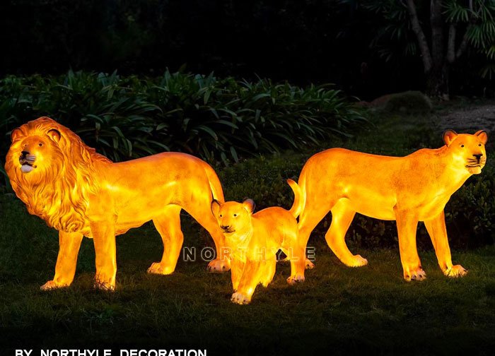 lion family sculpture lamp